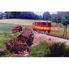 Motorový vůz 705.912-4 míjí pozůstatky nehody u Rodinova - 1994